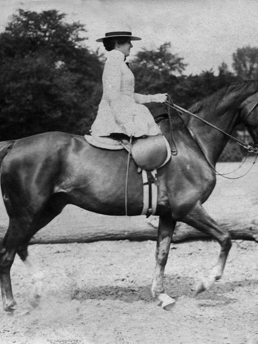 schwarz-weiß Bild: Frau auf Pferd.