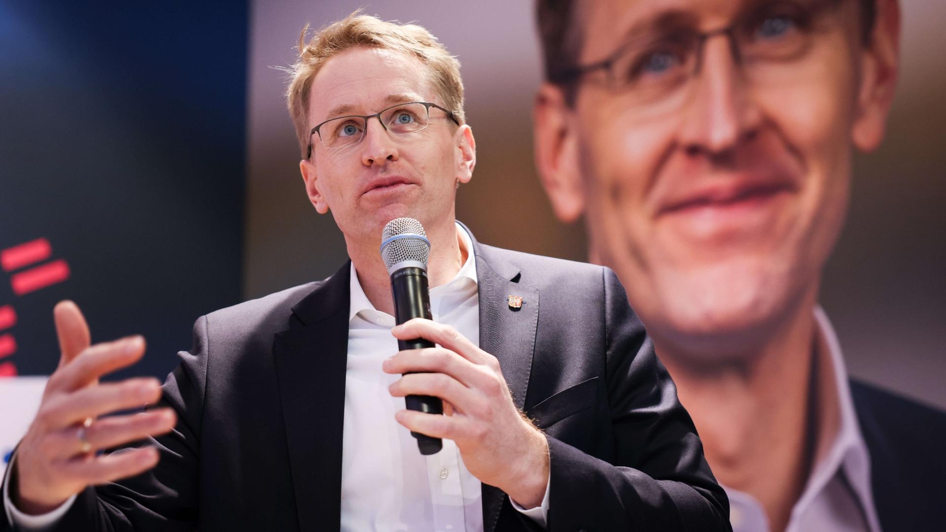 Daniel Günther (CDU), Ministerpräsident von Schleswig-Holstein und Spitzenkandidat für die kommenden Landtagswahlen, spricht bei der Eröffnung eines Wahlkampf-Showrooms der CDU im Citti-Park Einkaufscenter. Am 8. Mai sind Landtagswahlen in Schleswig-Holstein.