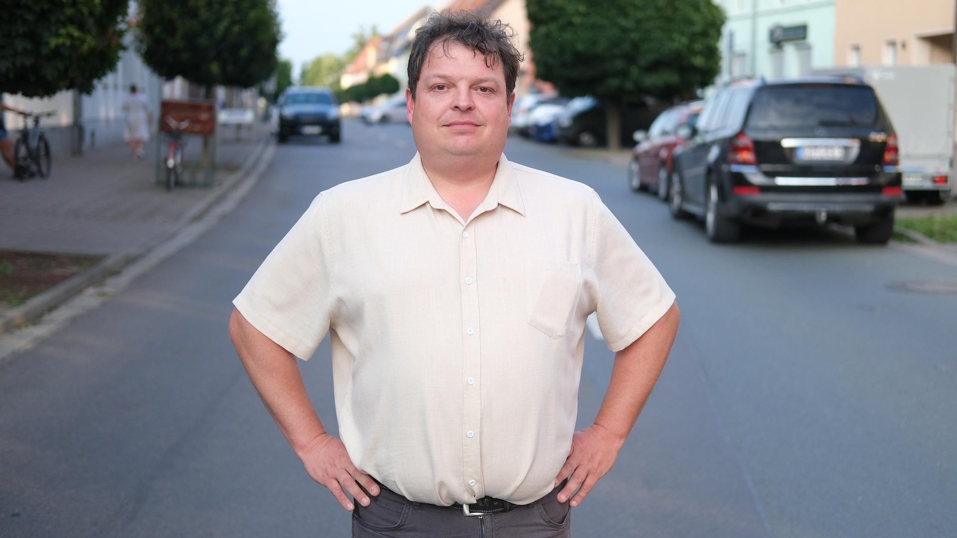 Hannes Loth (AfD), neuer Bürgermeister in Raguhn-Jeßnitz steht selbstbewusst auf einer Strasse seiner Stadt, 02.07.2023.