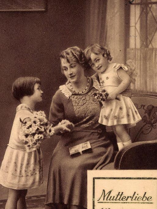 "Wir stellen und mit Liebe ein zum Glückwunsch Muttertag beim besten Mütterlein". Postkarte von 1933