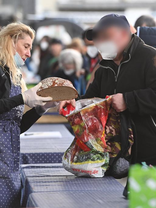 Ansturm auf die Tafeln Beduerftige Menschen bei der Muenchner Tafel vor dem Grossmarkt Muenchen bei der Ausgabe von Lebensmitteln,Brot, Schlange.Menschenschlange. *** Rush to the Tafeln Needy people at the Muenchner Tafel in front of the Grossmarkt Muenchen handing out food,bread, queue of people