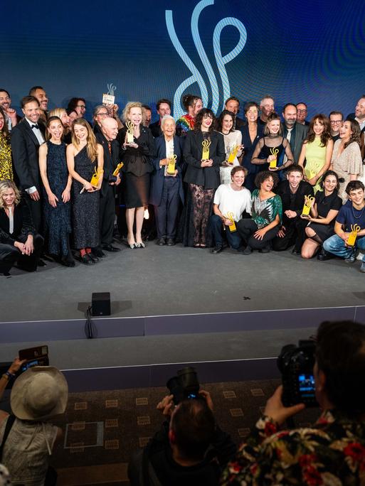 Alle Laudatoren und Preisträger vom Deutschen Schauspielpreis stehen nach der Verleihung zusammen auf der Bühne. Der Preis wurde von der Schauspielgewerkschaft BFFS ins Leben gerufen.