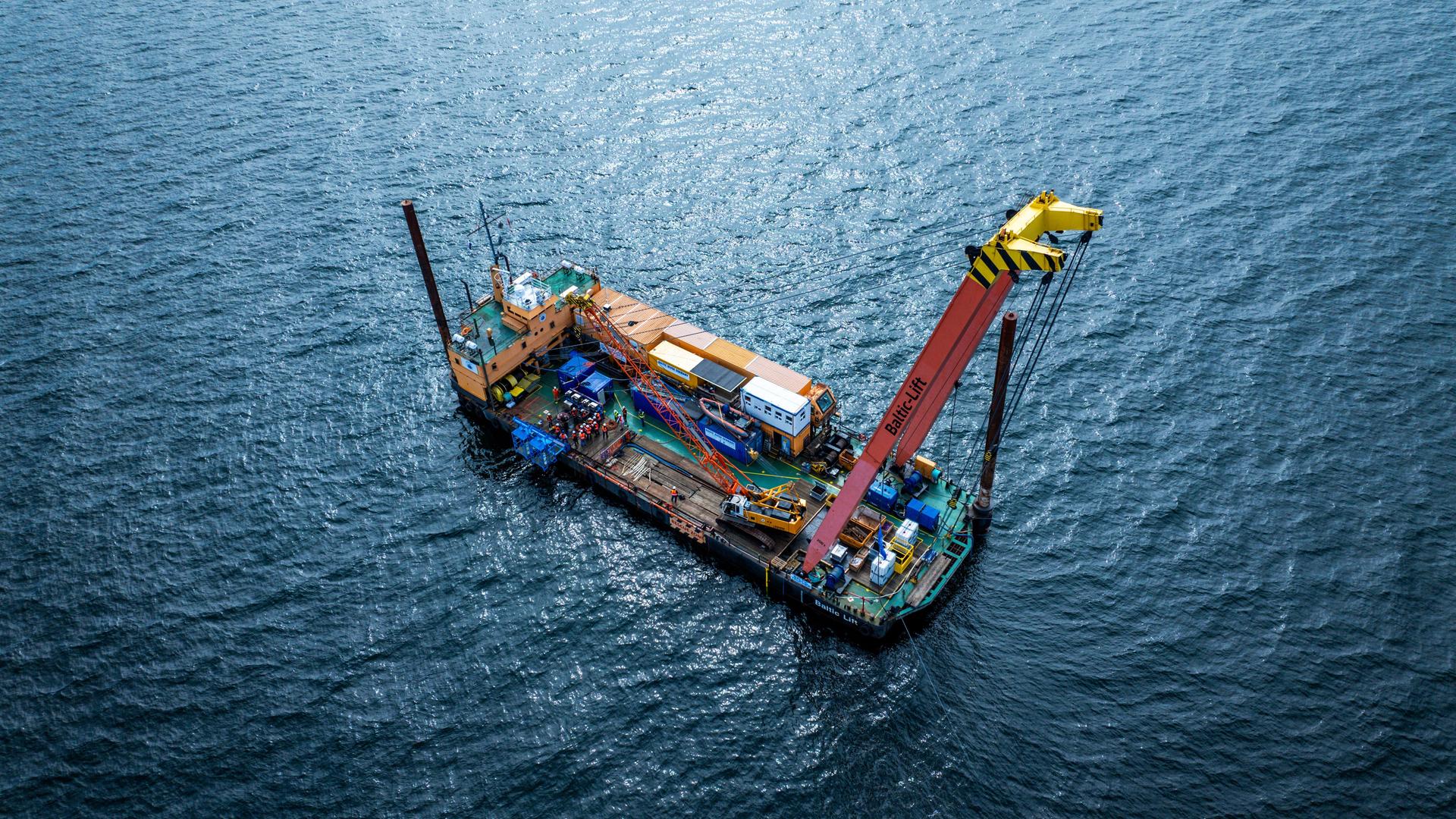 Die Plattform „Baltic Lift“, von der Taucher zu ihren Einsätzen bei der Pilotierungs-Bergung starten, ist in einer Drohnenaufnahme in der Ostsee vor Großklützhöved zu sehen. Die Plattform „Baltic Lift“, von der Taucher zu ihren Einsätzen bei der Pilotierungs-Bergung starten, ist in einer Drohnenaufnahme in der Ostsee vor Großklützhöved zu sehen.