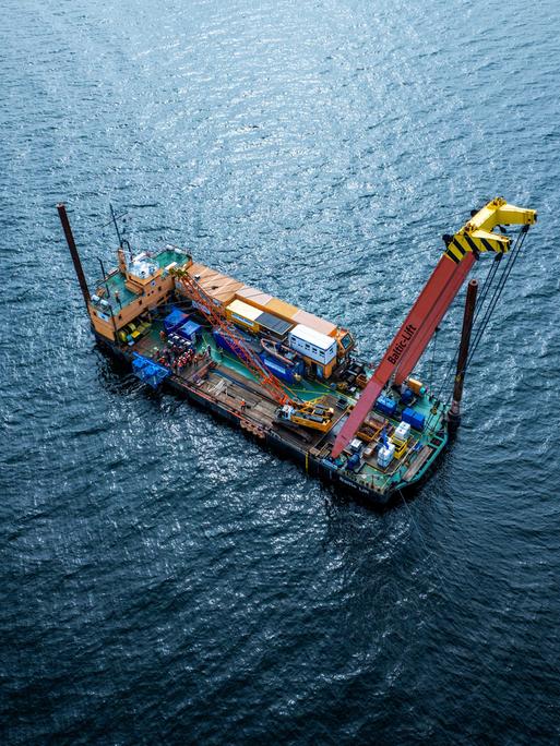 Die Plattform „Baltic Lift“, von der Taucher zu ihren Einsätzen bei der Pilotierungs-Bergung starten, ist in einer Drohnenaufnahme in der Ostsee vor Großklützhöved zu sehen. Die Plattform „Baltic Lift“, von der Taucher zu ihren Einsätzen bei der Pilotierungs-Bergung starten, ist in einer Drohnenaufnahme in der Ostsee vor Großklützhöved zu sehen.
