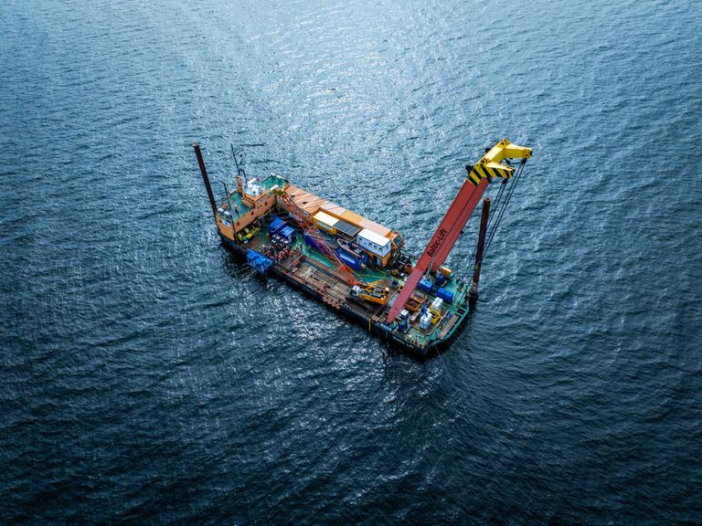 Die Plattform „Baltic Lift“, von der Taucher zu ihren Einsätzen bei der Pilotierungs-Bergung starten, ist in einer Drohnenaufnahme in der Ostsee vor Großklützhöved zu sehen. Die Plattform „Baltic Lift“, von der Taucher zu ihren Einsätzen bei der Pilotierungs-Bergung starten, ist in einer Drohnenaufnahme in der Ostsee vor Großklützhöved zu sehen.