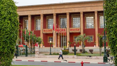 Ein Mann läuft am marokkanischen Parlamentsgebäude in Rabat vorbei. 
