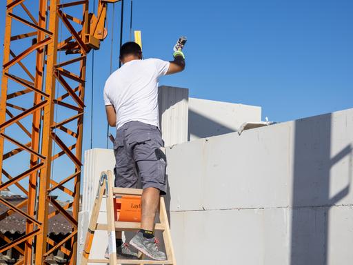 Maurer arbeitet an einem neuen Einfamilienhaus im Rhein-Pfalz-Kreis bei Ludwigshafen Maurer arbeitet an einem neuen Einfamilienhaus im Rhein-Pfalz-Kreis bei Ludwigshafen