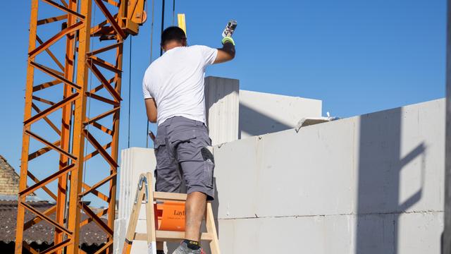 Maurer arbeitet an einem neuen Einfamilienhaus im Rhein-Pfalz-Kreis bei Ludwigshafen