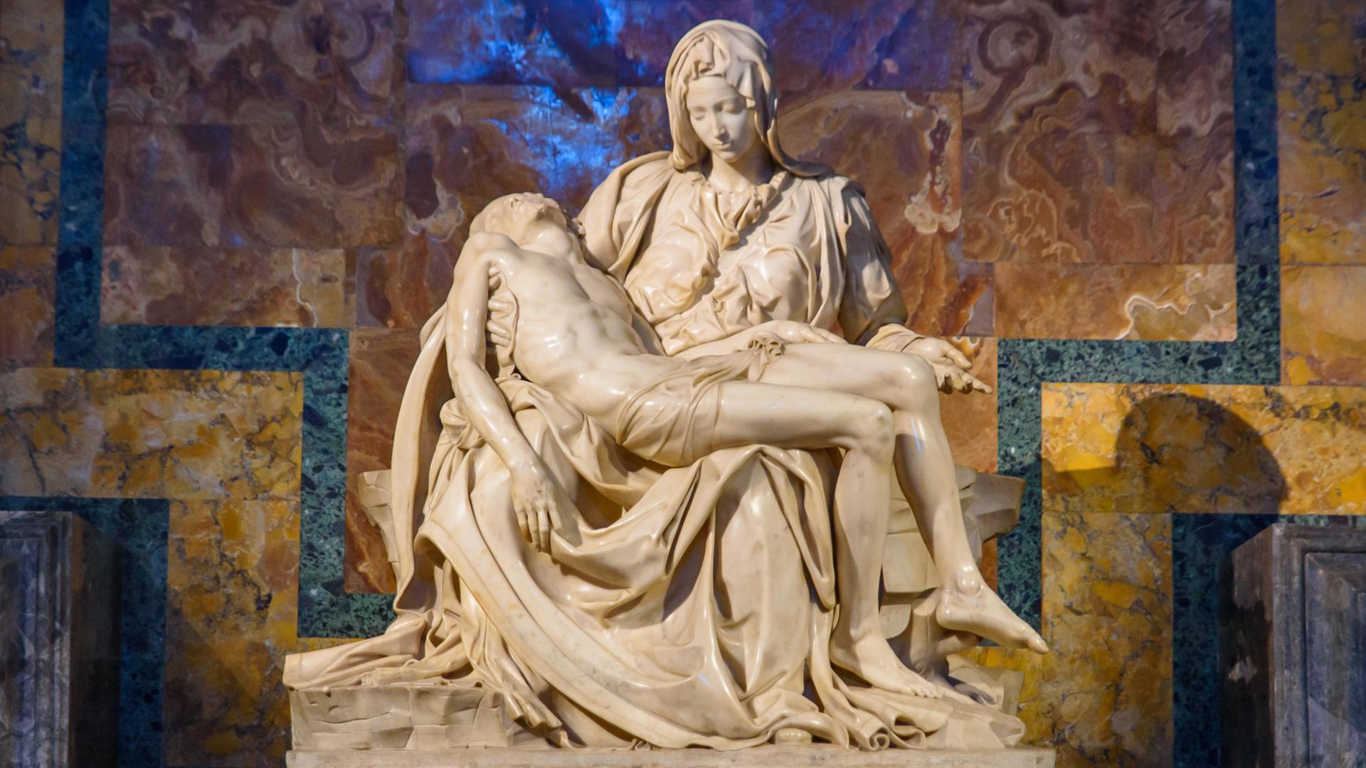 Eine Skulptur aus weißem Marmor. Maria hält den toten Jesus im Arm. 