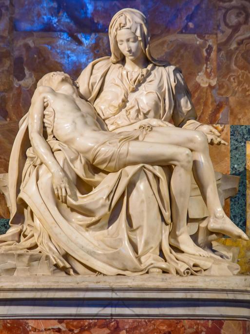 Eine Skulptur aus weißem Marmor. Maria hält den toten Jesus im Arm. 