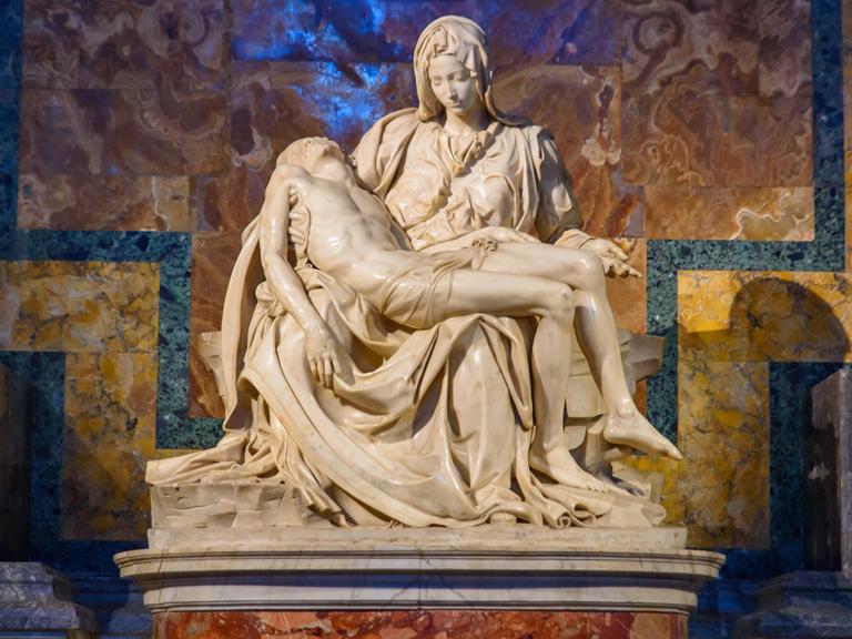 Eine Skulptur aus weißem Marmor. Maria hält den toten Jesus im Arm. 