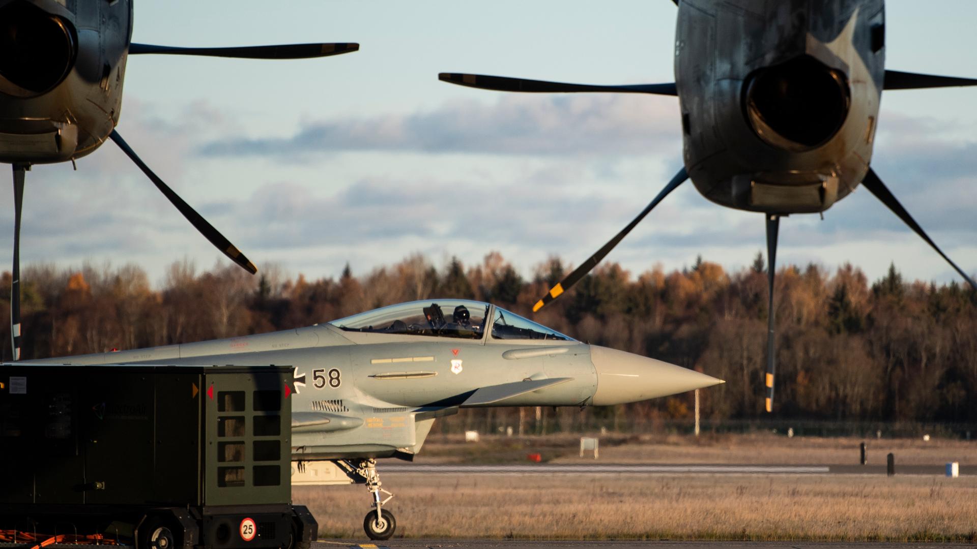 Ein Kampfflugzeug vom Typ Eurofighter Typhoon der Luftwaffe rollt auf der Ãmari Airbase hinter einem Airbus A400M Transportflugzeug der Luftwaffe. Inspekteure von Luftwaffe und Marine besuchen Estland bei dem knapp einmonatigen Manöver «Baltic Tiger 2022». Einheiten von Marine und Luftwaffe üben in Estland den Schutz von kritischer Infrastruktur an der Nato-Ostflanke. Ein Kampfflugzeug vom Typ Eurofighter Typhoon der Luftwaffe rollt auf der Ãmari Airbase hinter einem Airbus A400M Transportflugzeug der Luftwaffe. Inspekteure von Luftwaffe und Marine besuchen Estland bei dem knapp einmonatigen Manöver «Baltic Tiger 2022». Einheiten von Marine und Luftwaffe üben in Estland den Schutz von kritischer Infrastruktur an der Nato-Ostflanke.