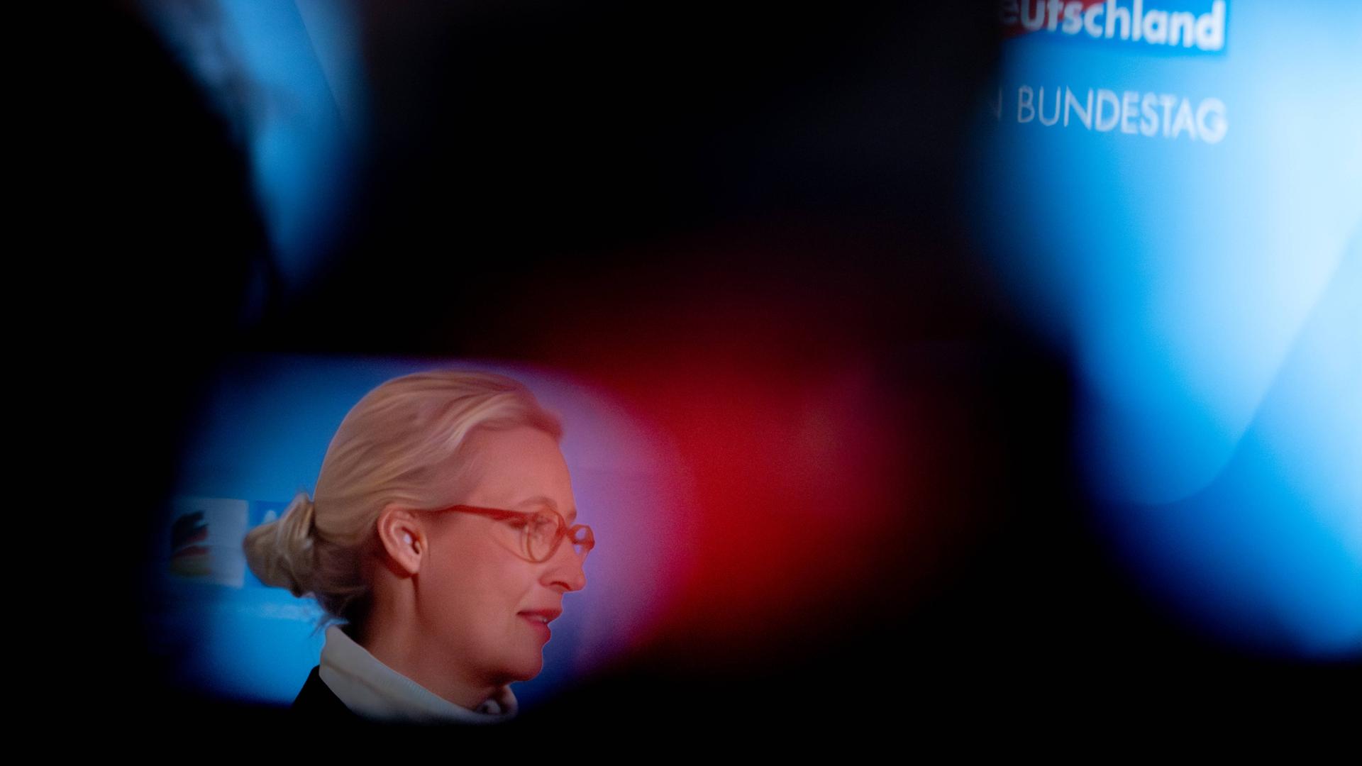 Die AfD-Politikerin Alice Weidel zwischen Fernsehkameras Die AfD-Politikerin Alice Weidel zwischen Fernsehkameras