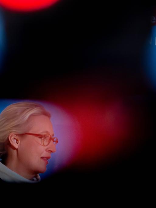 Die AfD-Politikerin Alice Weidel zwischen Fernsehkameras