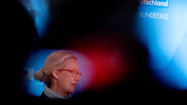 Die AfD-Politikerin Alice Weidel zwischen Fernsehkameras