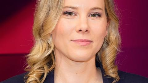 Die Journalistin Julia Ruhs in im Studio der ARD-Talkshow "maischberger" am 13.05.2025.