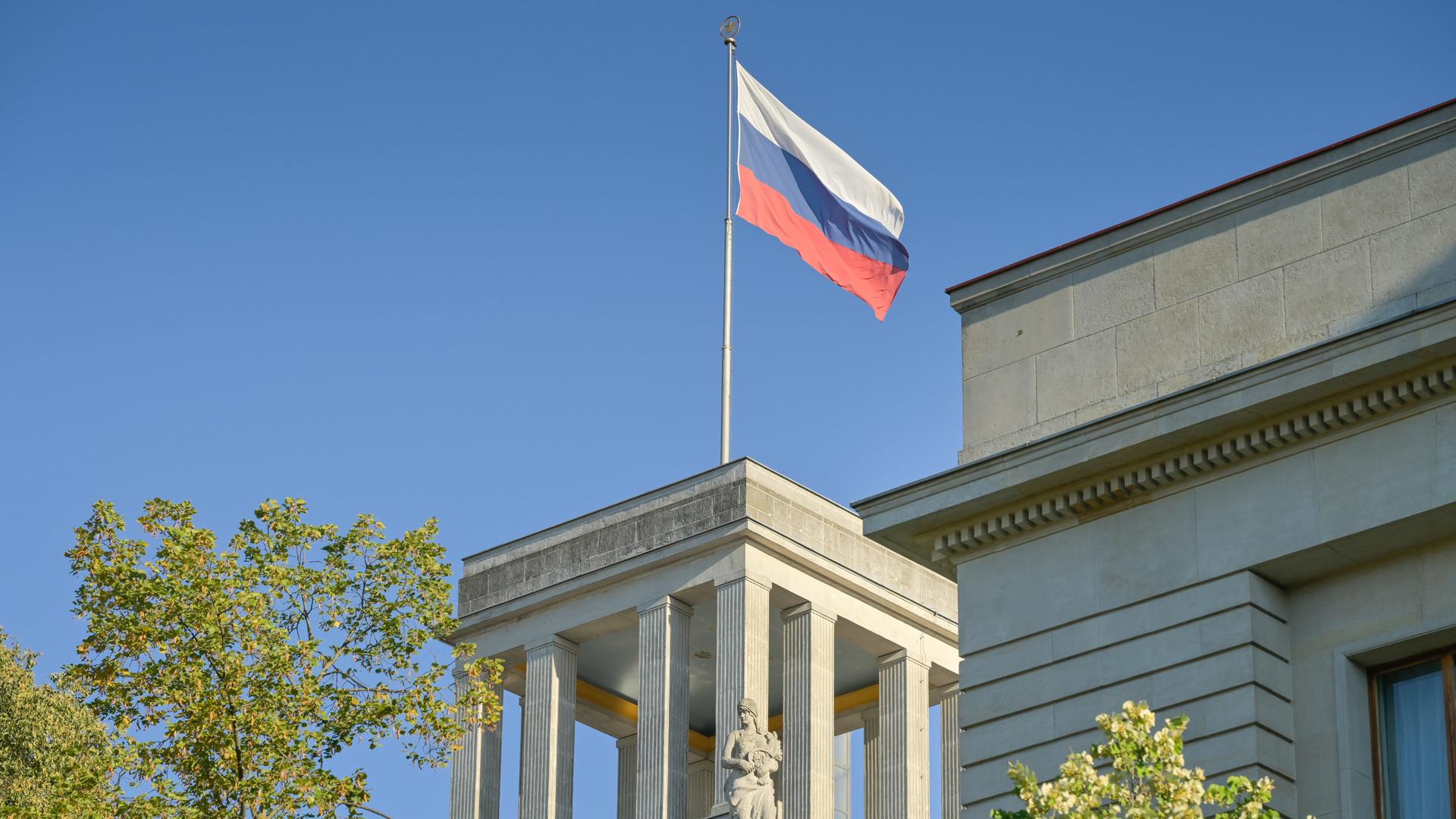 Die russische Flagge weht auf dem Dach der Russischen Botschaft in Berlin.