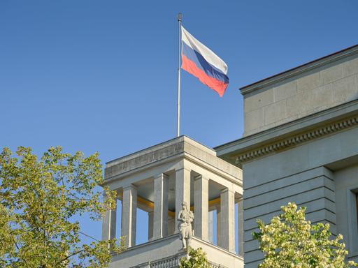 Die russische Flagge weht auf dem Dach der Russischen Botschaft in Berlin. Die russische Flagge weht auf dem Dach der Russischen Botschaft in Berlin.
