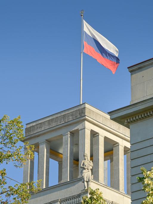 Die russische Flagge weht auf dem Dach der Russischen Botschaft in Berlin. Die russische Flagge weht auf dem Dach der Russischen Botschaft in Berlin.