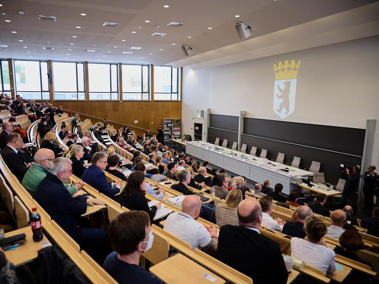 Gut gefüllt ist der Hörsaal der Freien Universität Berlin in Dahlem bei der Verhandlung des Verfassungsgerichts. Das Verfassungsgericht verhandelt über die Gültigkeit der Berliner Wahl 2021.