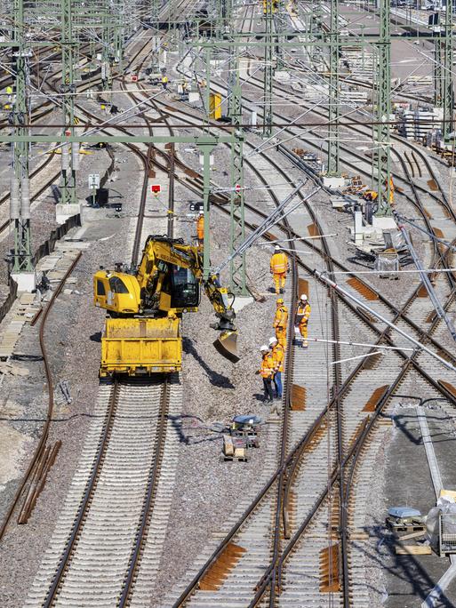 Viele Bahngleise und Stromtrassen, entlang derer Bauarbeiten stattfinden.