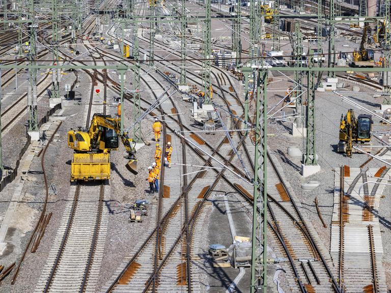 Viele Bahngleise und Stromtrassen, entlang derer Bauarbeiten stattfinden.
