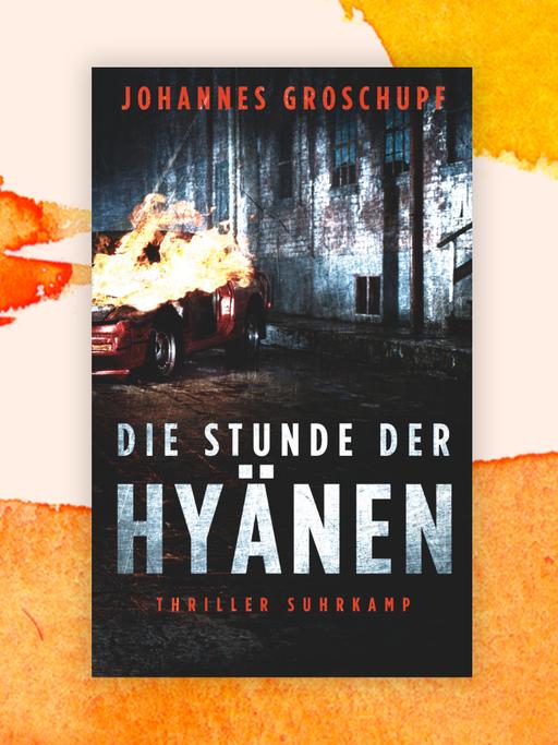 Das Cover vom Johannes Groschupfs Kriminalroman "Die Stunde der Hyänen" zeigt in dramatischer Atmosphäre ein rotes, in Flammen stehendes Auto vor der Wand eines alten Fabrikgebäudes.