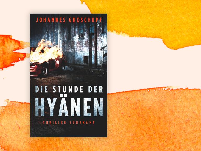 Das Cover vom Johannes Groschupfs Kriminalroman "Die Stunde der Hyänen" zeigt in dramatischer Atmosphäre ein rotes, in Flammen stehendes Auto vor der Wand eines alten Fabrikgebäudes.