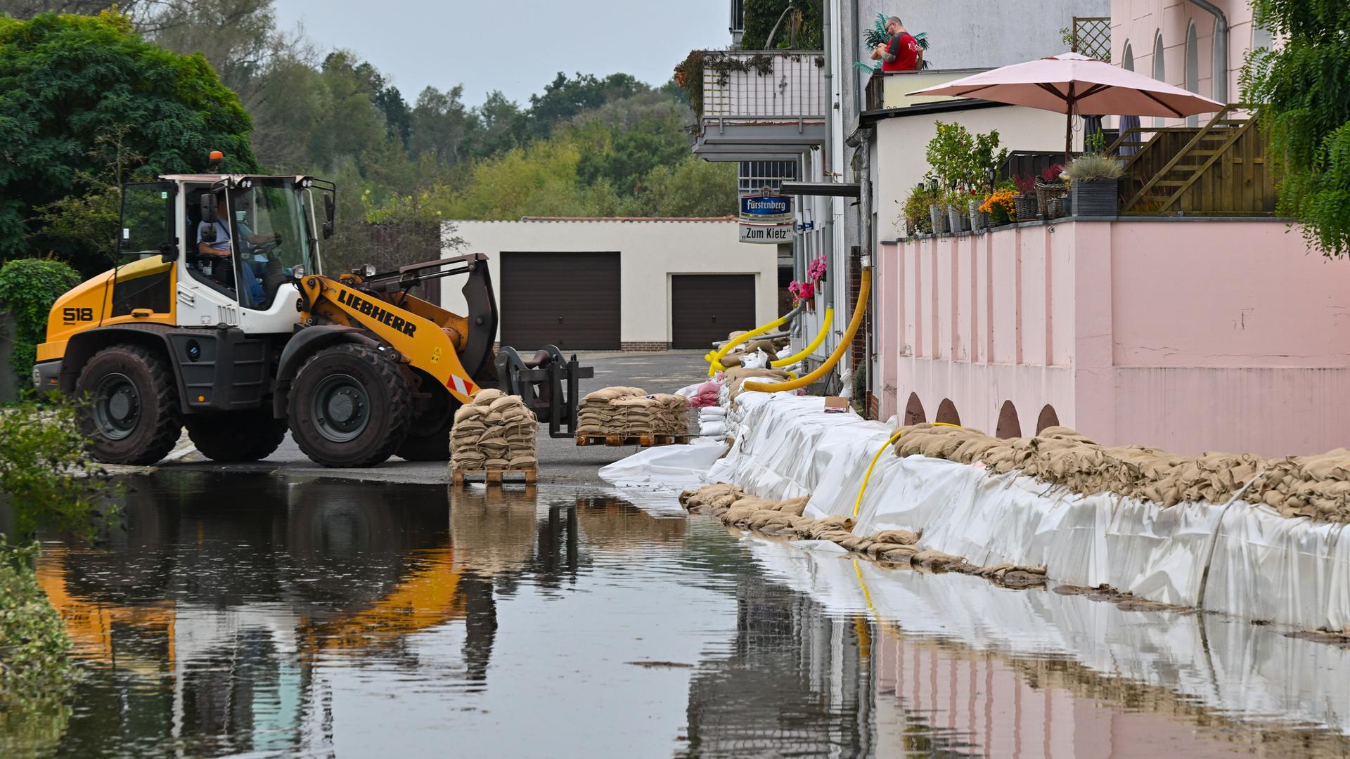 Sandsäcke sollen Häuser vor dem Hochwasser der Oder schützen.