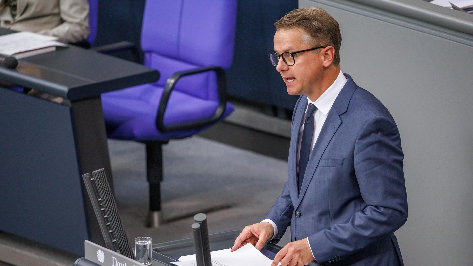 Carsten Linnemann spricht im Bundestag.
