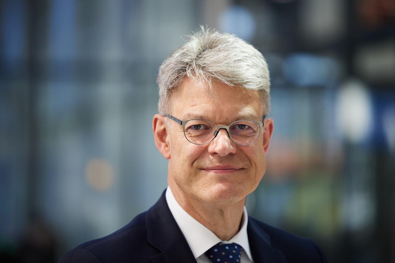 Patrick Schnieder (CDU), zukünftiger Bundesminister für Verkehr, kommt zur Sitzung des CDU-Bundesausschusses ins Estrel Hotel. Er schaut direkt in die Kamera. Patrick Schnieder (CDU), zukünftiger Bundesminister für Verkehr, kommt zur Sitzung des CDU-Bundesausschusses ins Estrel Hotel. Er schaut direkt in die Kamera.
