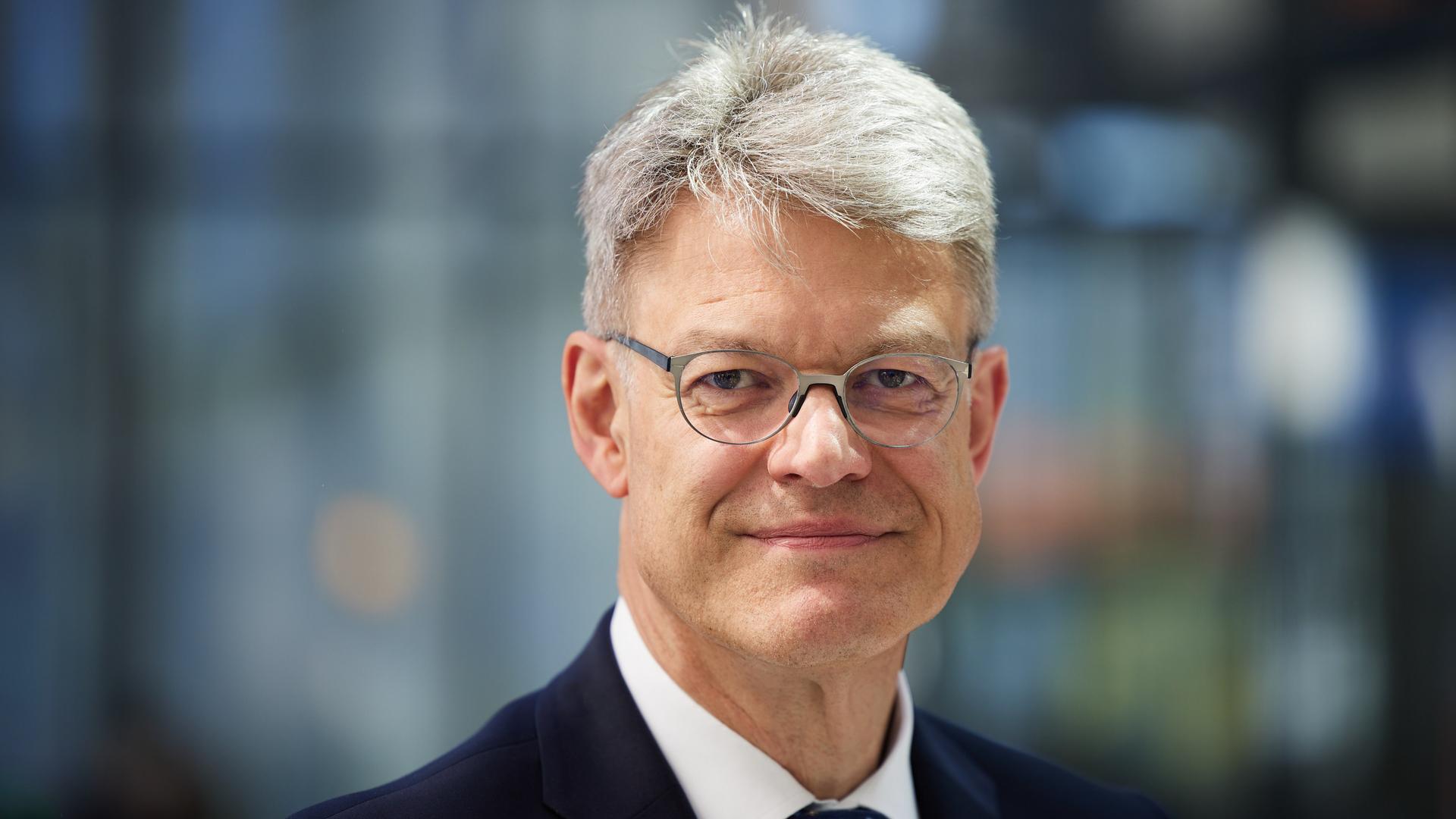 Patrick Schnieder schaut direkt in die Kamera und lächelt.