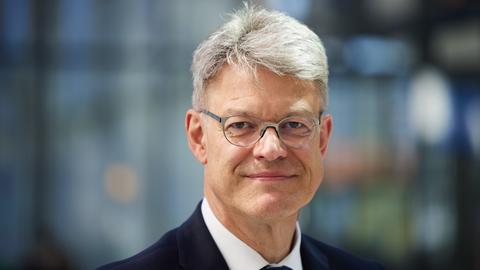 Patrick Schnieder (CDU), Bundesminister für Verkehr, lächelt in die Kamera. 