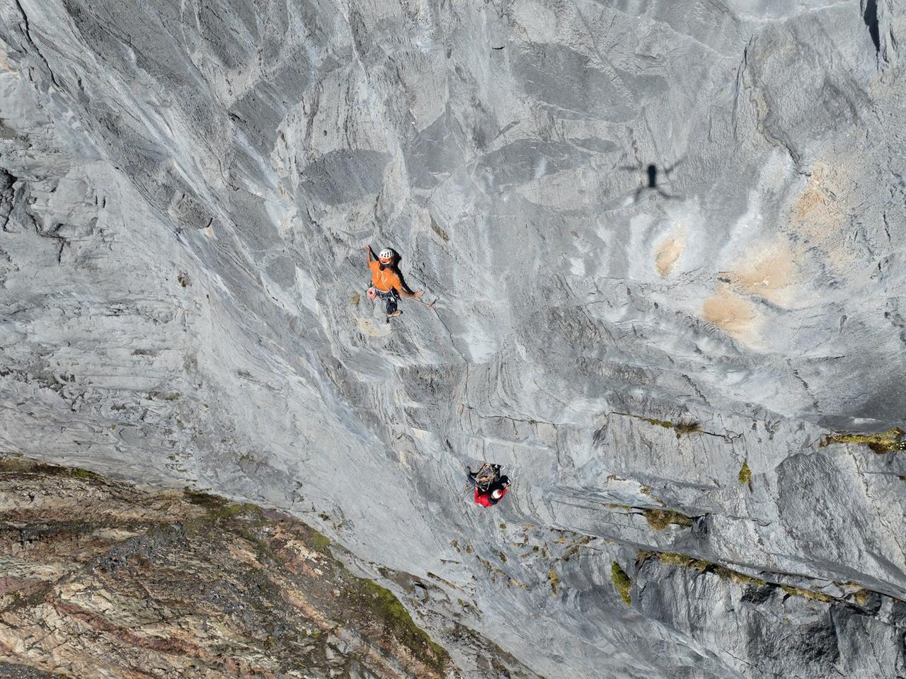 Alexander Huber und Danie Arnold an einer großen Kalkwand am Yerupaja in Peru