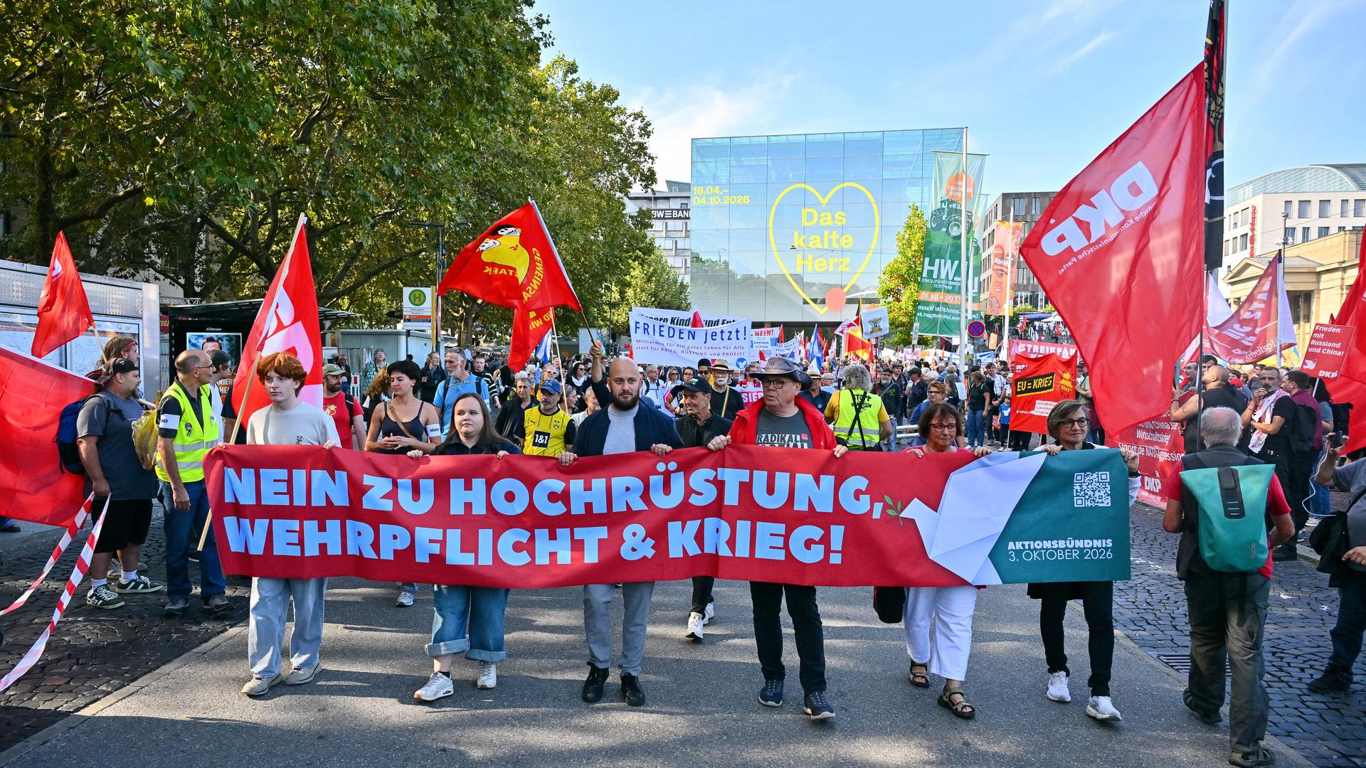 Ein Banner mit dem Motto der Friedensdemonstration "Nein zu Hochrüstung, Wehrpflicht und Krieg!" ist auf dem Schlossplatz in der Innenstadt zu sehen. 