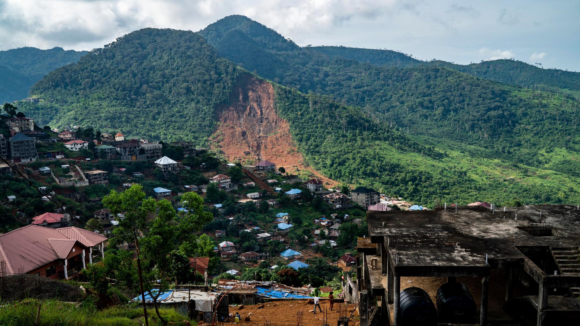 Überblick über eine Nachbarschaft am Rande Freetowns. Am angrenzenden Berg ist eine große Menge Land abgegangen und hat sich ins Stadtgebiet ergossen.