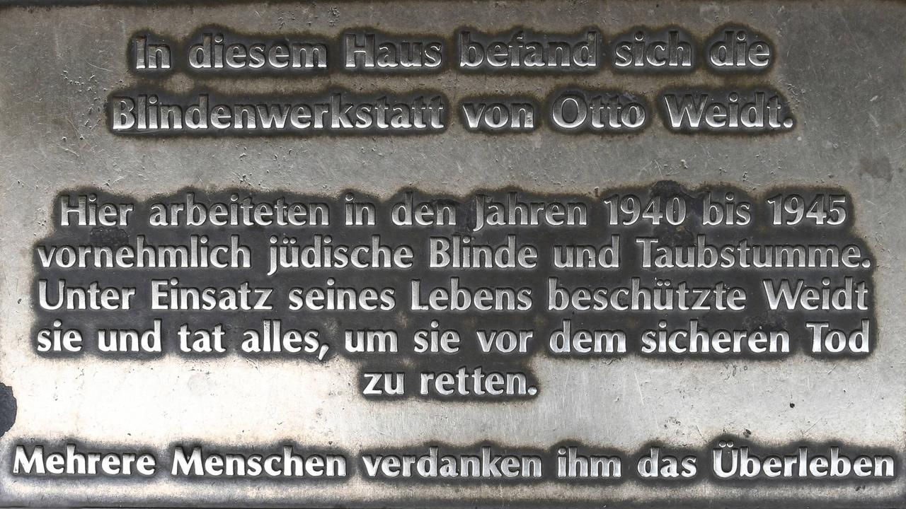 In den Boden eingelassene Metallplatte an den Hackeschen Höfen in Berlin. 