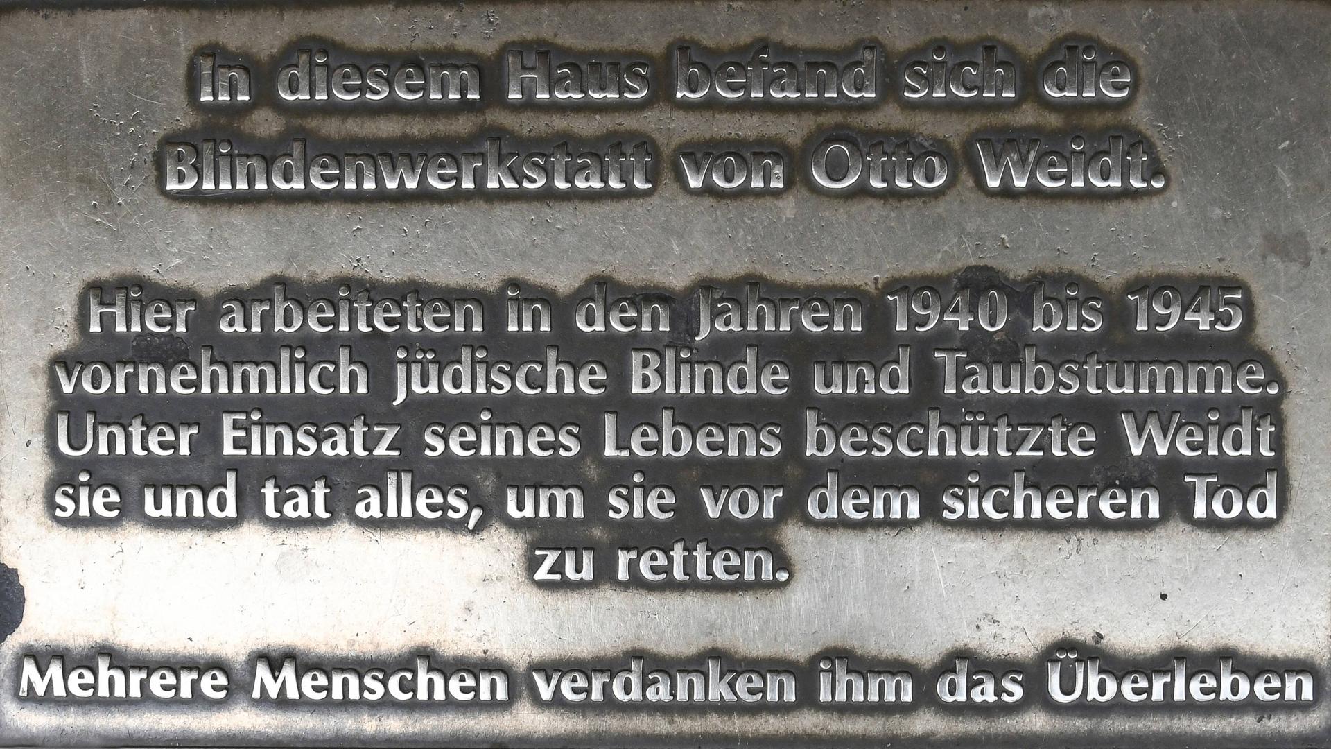 In den Boden eingelassene Metallplatte an den Hackeschen Höfen in Berlin. 