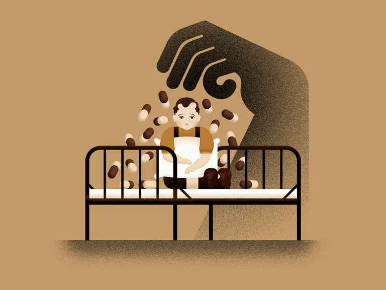 Abstrakte Zeichnung eines Kindes, das auf einem altmodischen Heimbett hockt, über ihm eine krallenartig bedrohende riesige Hand in Schattenanmutung, die überdimensionale Pillen auf das Bett streut