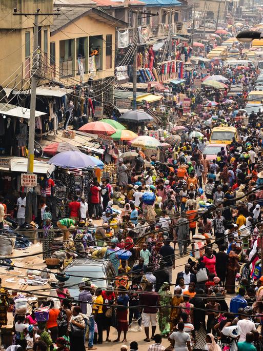 Blick auf den von Menschen überfüllten Oshodi Markt in Lagos, Nigeria 