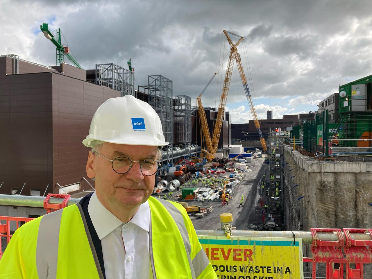 Sachsen-Anhalts Ministerpräsident Reiner Haseloff (CDU) auf der Baustelle auf dem Gelände des Chipherstellers Intel nahe Dublin, welches als Vorbild für die Pläne des US-Chipherstellers in Magdeburg dient. 