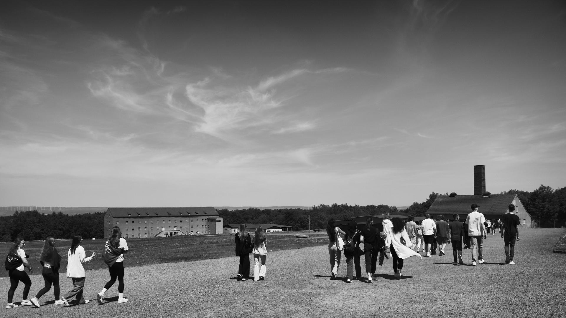 Das Foto zeigt eine Schüler-Gruppe auf dem Weg zur KZ-Gedenk-Stätte Buchenwald. Das Foto zeigt eine Schüler-Gruppe auf dem Weg zur KZ-Gedenk-Stätte Buchenwald.