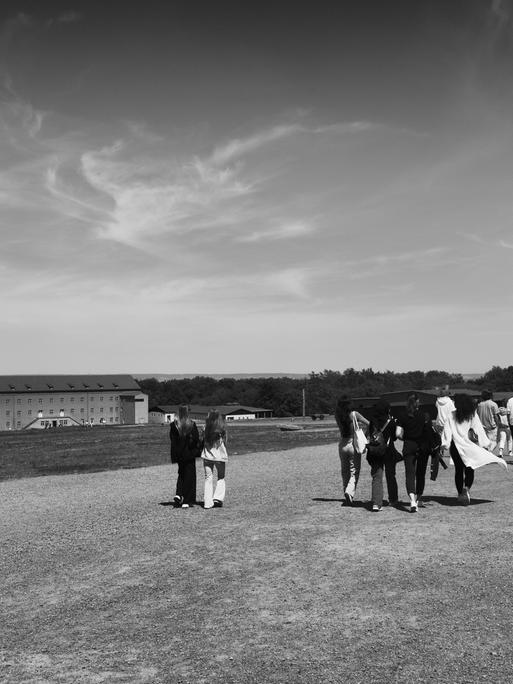 Das schwarz-weiße Archivbild von 2023 zeigt eine Schüler-Gruppe auf dem Weg zur KZ-Gedenkstätte Buchenwald bei Weimar.
