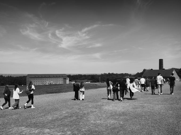 Das schwarz-weiße Archivbild von 2023 zeigt eine Schüler-Gruppe auf dem Weg zur KZ-Gedenkstätte Buchenwald bei Weimar.