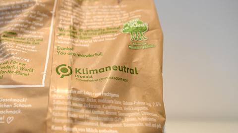 Eine Produkttüte, auf der Klimaneutral steht.