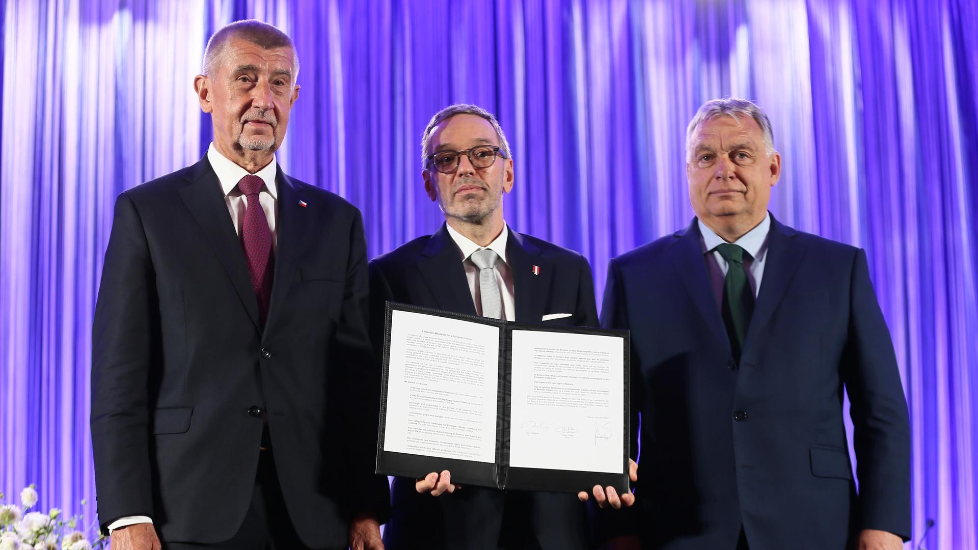 Andrej Babis (links), Herbert Kickl (mitte), und Viktor Orban (rechts)