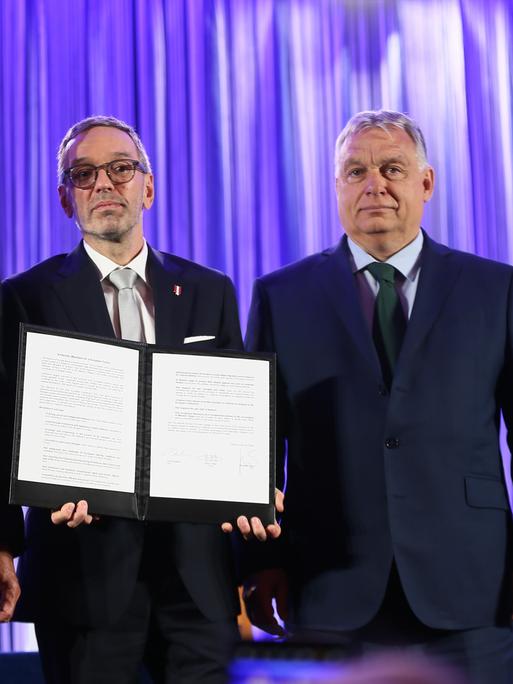 Andrej Babis (links), Herbert Kickl (mitte), und Viktor Orban (rechts)