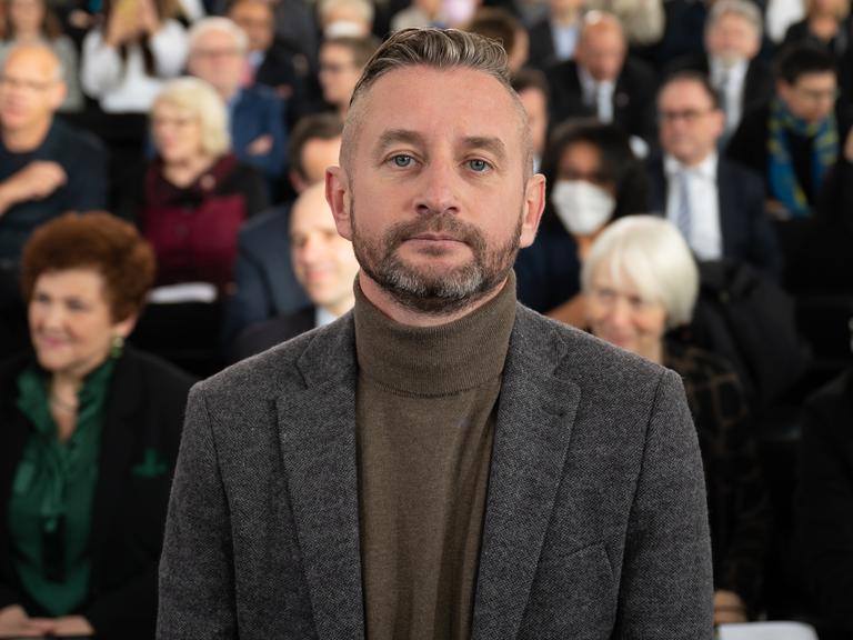 Olivegrüner Rolli und graue Jacke: der ukrainische Schriftsteller und Musiker Serhij Zhadan trägt "Kriegsfarben" zur Verleihung des Friedenspreis des Deutschen Buchhandels an ihn. 