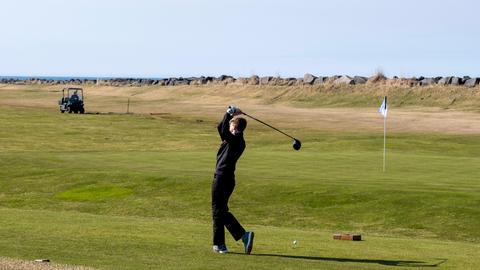 Ein Mann steht auf der Wiese und schwingt seinen Golfschläger durch die Luft. Ein Mann steht auf der Wiese und schwingt seinen Golfschläger durch die Luft.