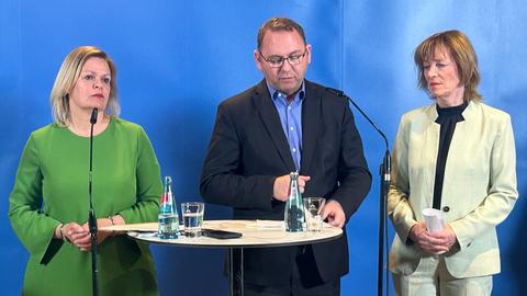 Im Bild zu sehen sind von links nach rechts, Nancy Faeser, SPD, Bundesinnenministerin, Frank Werneke, Vorsitzender der Vereinten Dienstleistungsgewerkschaft Verdi, und Karin Welge, Präsidentin der Vereinigung der kommunalen Arbeitgeberverbände.